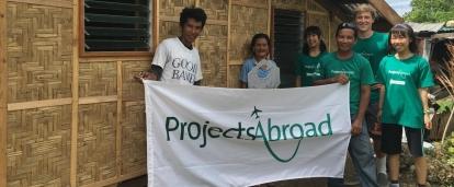 Foto grupal de nuestro Voluntariado de Construcción en Filipinas tras terminar de construir baños. Voluntarios de Construcción en Filipinas posan después de construir baños.